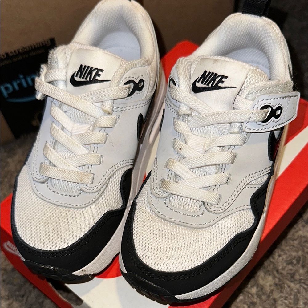 Nike White and Black Sneakers